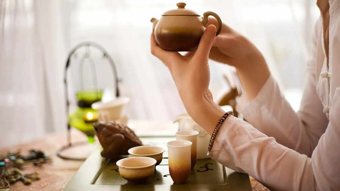 Пить чай с ложкой в кружке: приметы одиночества и финансовых затруднений