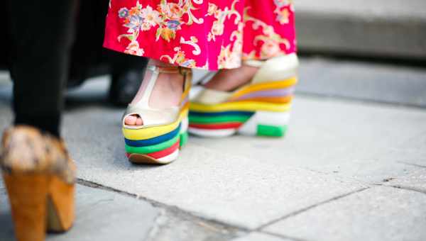Дизайнеры призывают носить обувь разных цветов